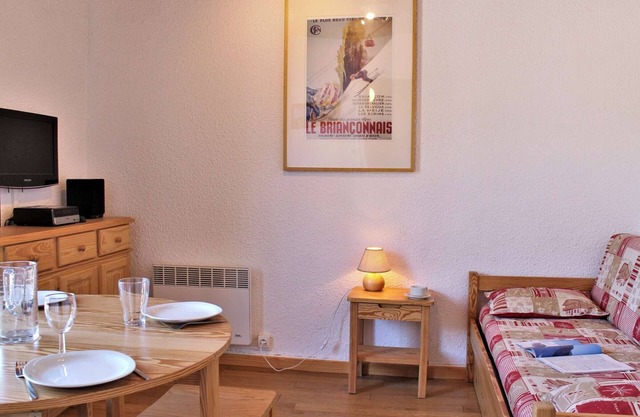 Cozy Studio with Mountain Alcove, Balcony, Ski Storage, Central Location, Near Slopes