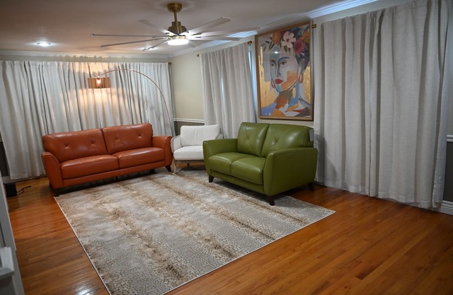 Cozy, stylish spot with great amenities—walk to food, shops & 15 min DEC airport
