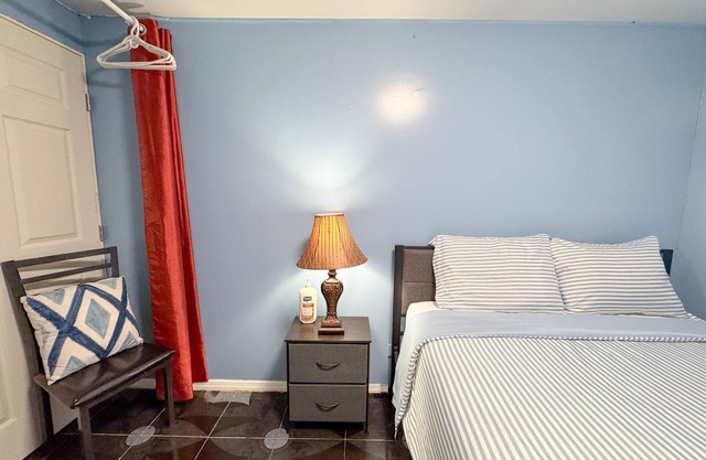 Cozy SUITE With Private Bathroom And Entrance Steps From Beach