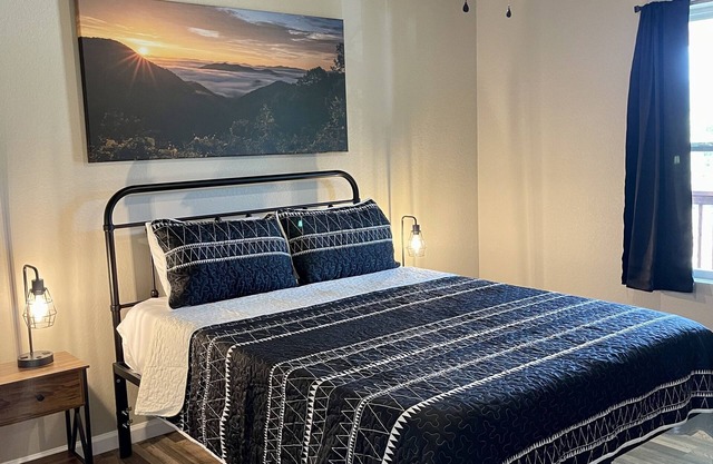 Cozy Sunset Retreat with a Beautiful Mountain View!