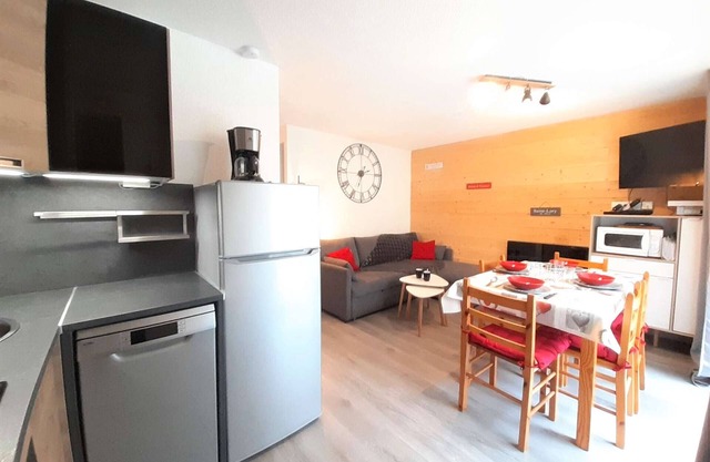 Cozy T3 Sleeps 6 with Balcony, Parking, Wi-Fi, 3-Star Rating in Vignec