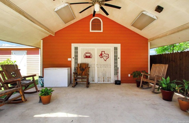 Cozy Texas-themed bungalow casita. Pet friendly.