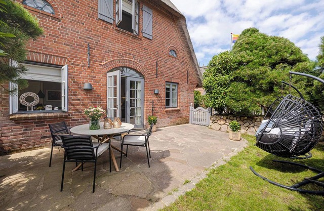 Cozy thatched-roof vacation apartment "Likedeeler" on Sylt with terrace & parking space