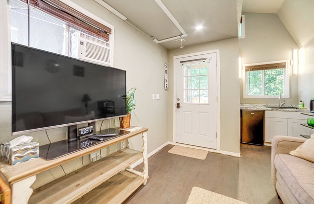 Cozy Tiny Home: 1 Mi to The Village at Meridian