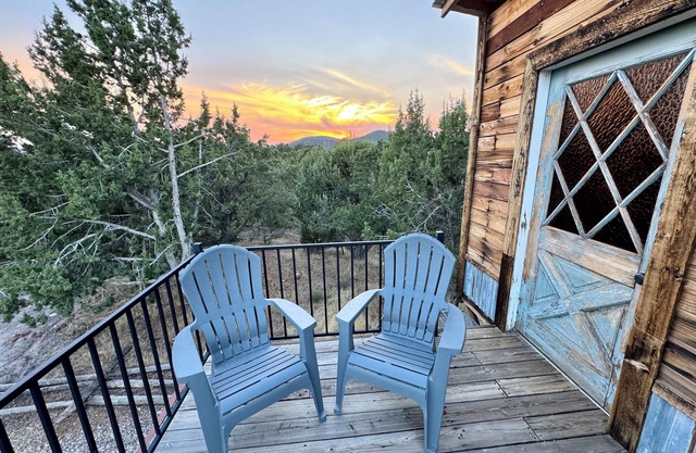 Cozy tiny home in peaceful Central with hot tub, firepit and star deck