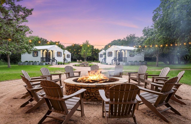 Cozy Tiny House Retreat Less Than 20 minutes from Waco Attractions!