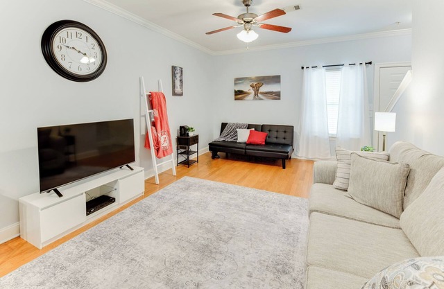 Cozy Townhome with Pool & Gym, 3.2 Miles from UA