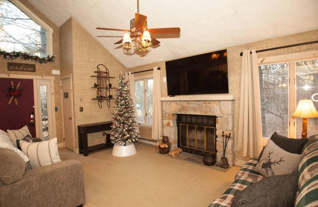 Cozy Townhouse in Jack Frost Ski Resort with hot tub