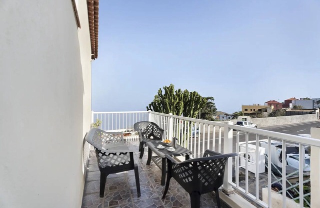 Cozy two-bedroom apartment with BBQ