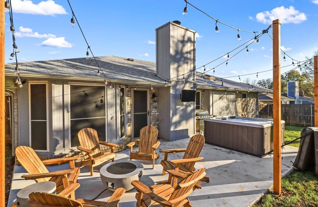 Cozy Updated Home w/Hot Tub minutes from DFW Airport