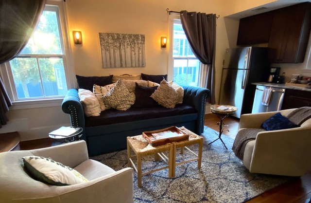 Cozy, upscale Savannah carriage house, walk to all!