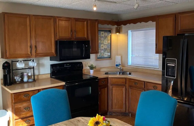 COZY URBAN BUNGALOW Pet Friendly! Near PIT Airport, Pgh Stadiums & Museums!