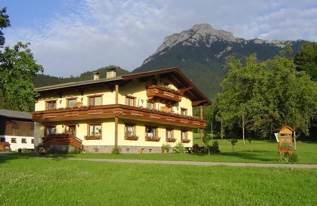 Cozy vacation apartment with mountain views