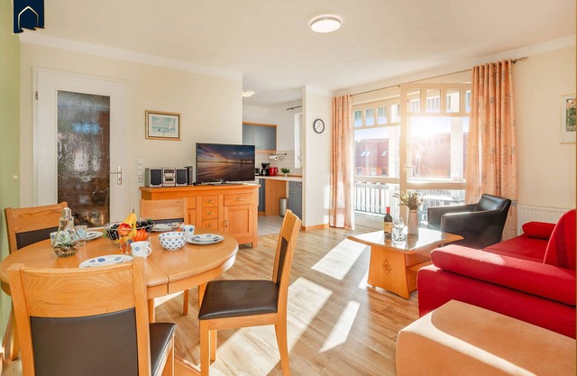 Cozy vacation apartment by the sea with balcony, WiFi & parking space