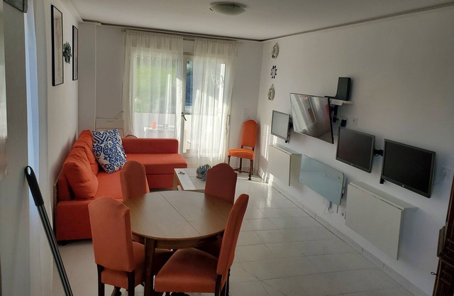 Cozy, very comfortable, very close to the beach.