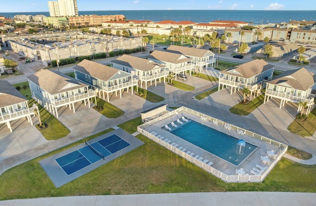 Cozy Villa: Walk to Beach!