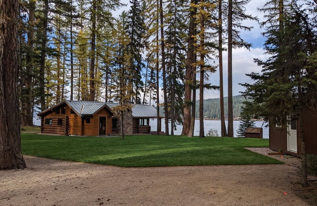 Cozy Vintage Cabin on Placid Lake, Montana - Waterfront, Sleeps 6 Adults - Wifi