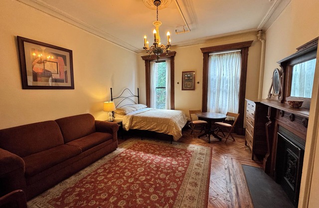 Cozy vintage studio in New York City brownstone!