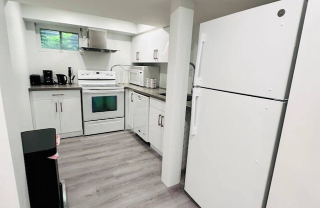 "Cozy Walkout Basement Suite with Private Entrance"nn