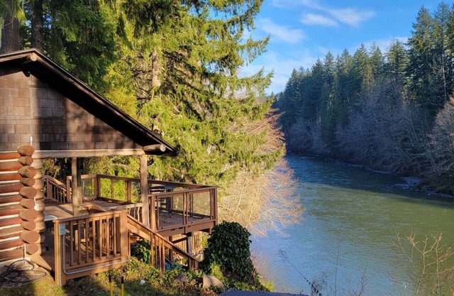 Cozy Washington Log Cabin: Riverside Retreat