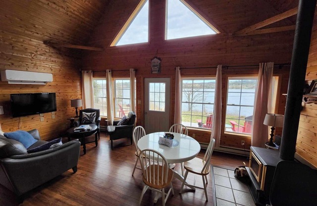 Cozy Waterfront Cottage on the Kennebecasis River. Pet Friendly!