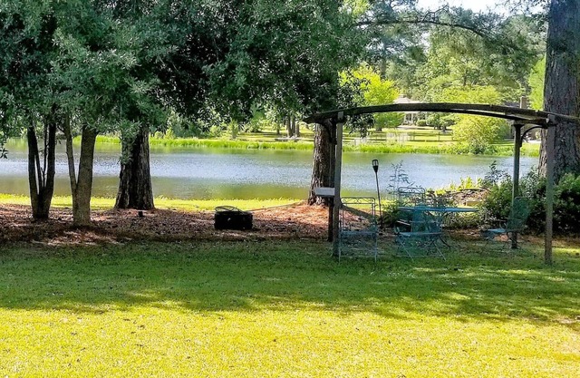 COZY WATERFRONT COTTAGE WITH BEAUTIFUL VIEWS-PET-FRIENDLY