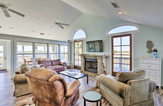 Cozy Waterfront 'Island House' on Live Oak Island!