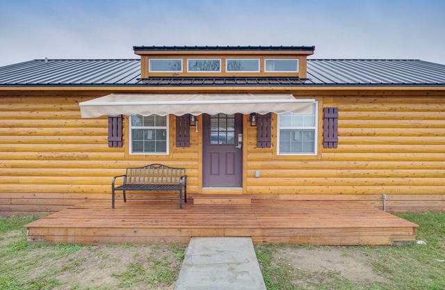 Cozy Wharton Cabin: Porch, Near Hunting & Fishing