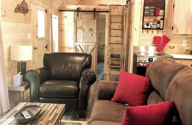 Cozy Wooded Cabin in the Heart of RRG!