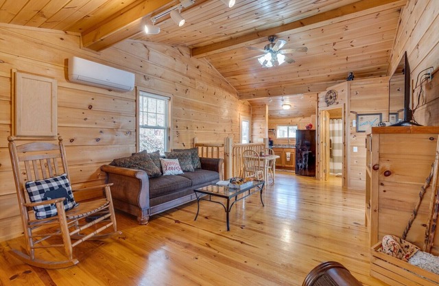 Cozy Wooded Cabin with Lake Views-Nature Retreat!