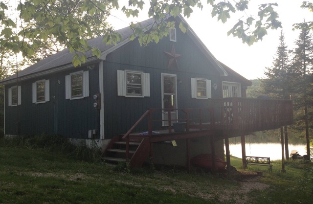 Cozy Woodford Lakefront Cottage
