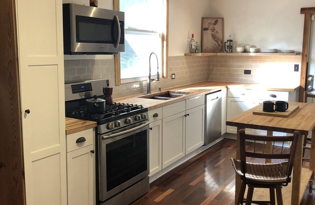 Craftsman Bungalow at the park, 5 mins from downtown