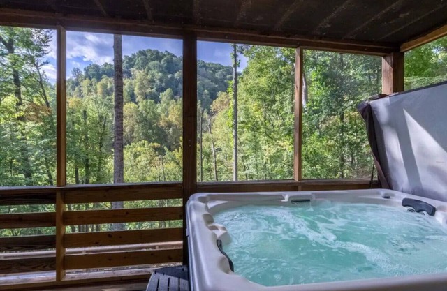 Crashing Creek Cabin, Hot Tub, Mountain Views & King Bed!