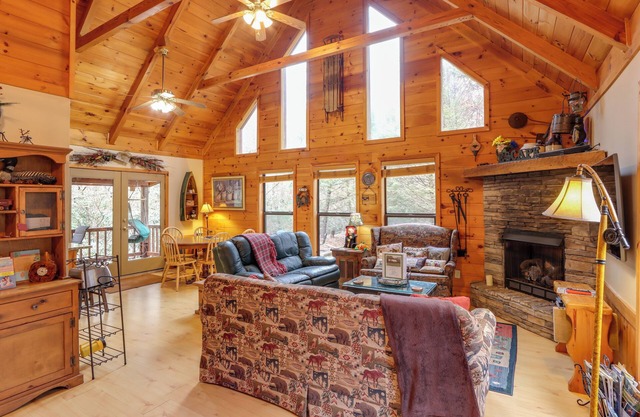 'Creek Bend Escape' w/Hot Tub + River Views!