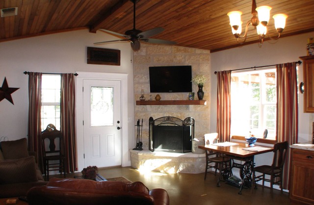 Creekside Barn Located On Bear Creek Just Minutes From Fredericksburg