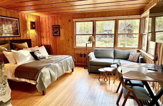 Creekside Bunkhouse on Early Winters Creek