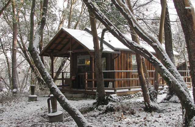 Creekside Cabin-a quiet, wooded country delight
