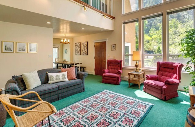 Creekside Cabin at Vivian Park- 15 min to BYU, 5 min to Sundance