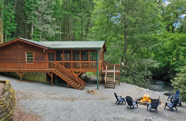 Creekside Cabin Close to Downtown l Hot Tub l Relax l Kayak l Fish l StarGaze