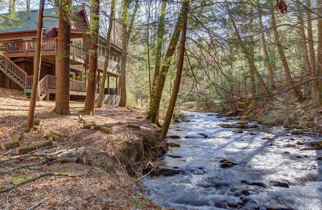 Creekside cabin with private hot tub, shared pool & tennis