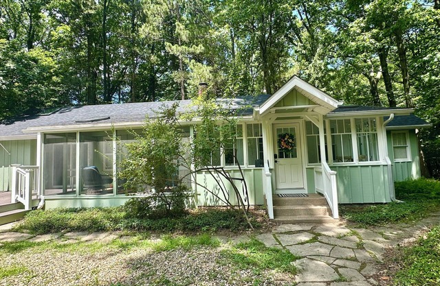 Creekside Cottage in scenic Harbert, MI