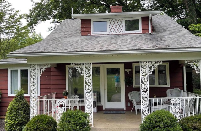 CREEKSIDE COTTAGE WITH WATER ACCESS, LARGE LOT WITH CAMPFIRES AND LOTS OF CHARM
