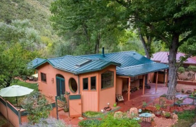Creekside Escape in the Red Rocks with Hot Tub!
