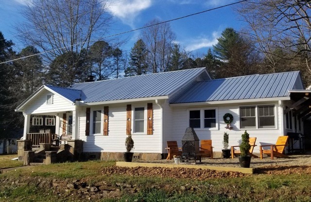 Creekside Farmhouse Cottage in the Mountains