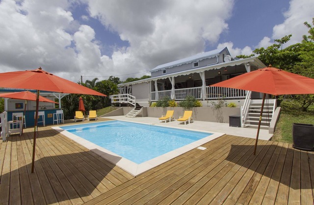 Creole villa with sea view + private pool - close to beaches!