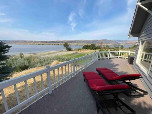 Crescent Bar Waterfront Home- Private Beach, Water Views, Hiking, Golf, Live Concerts
