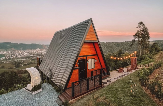 Crescent Moon Cabin, close to everything, far from everyone! Comfort and privacy!