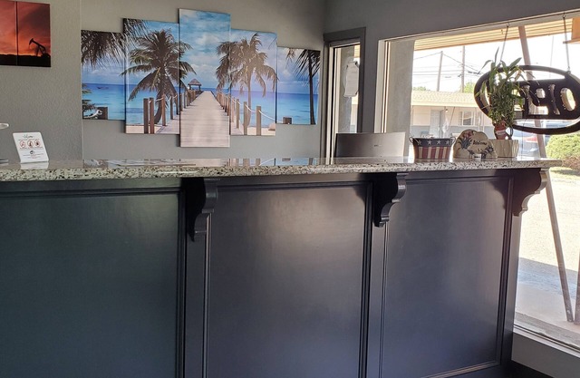 Crescent Park Motel & Suites