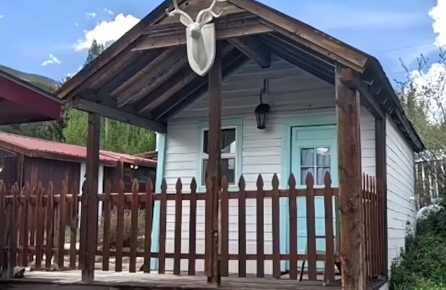 Crib house studio cabin - mountain views, .25mls to lake, quiet comfort!