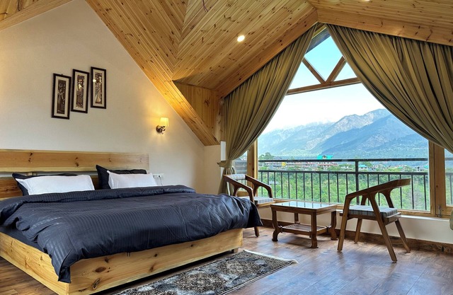 Crimson inn by Senderos De Pine